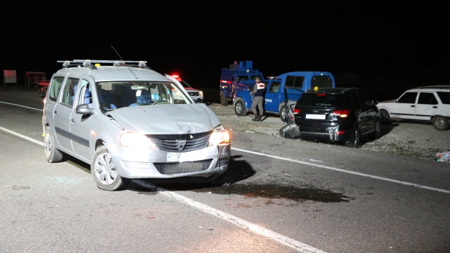 Kaza yapan araçlara başka araç çarptı: 2 ölü, 2 yaralı