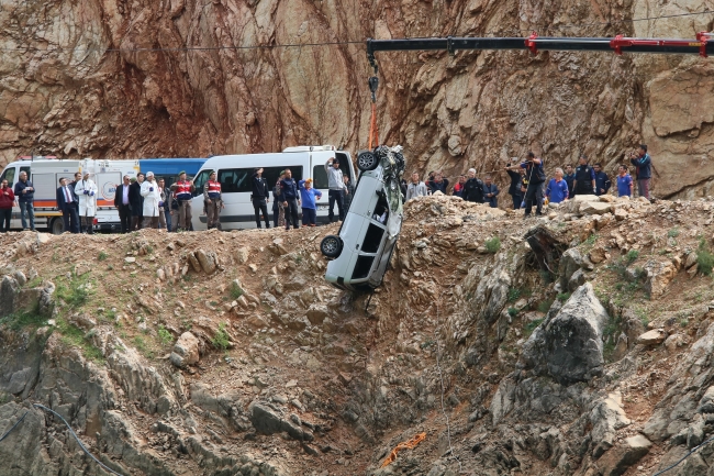 Gölete uçan otomobildeki baba ve çocukların cesetlerine ulaşıldı