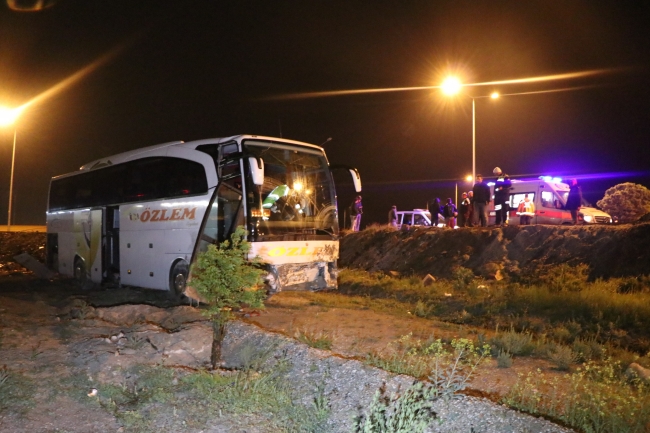 Konya'da yolcu otobüsü bankete düştü: 18 yaralı