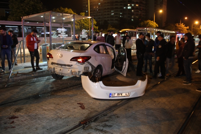 Bisiklete çarpan otomobil tramvay durağına girdi: 1 ölü