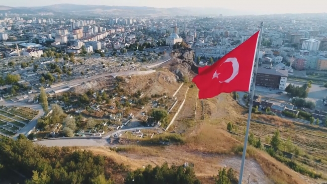 Çocukların bayrak sevgisi havadan görüntülendi