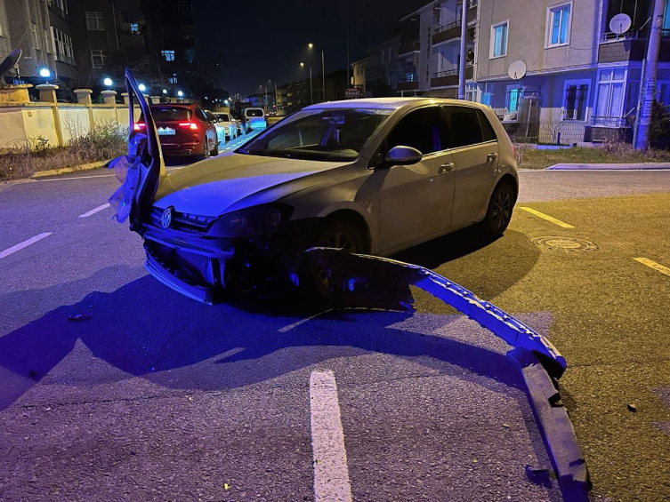 Sakarya’da trafik kazası: Otomobilin kapısı çarpıştığı aracın farında asılı kaldı