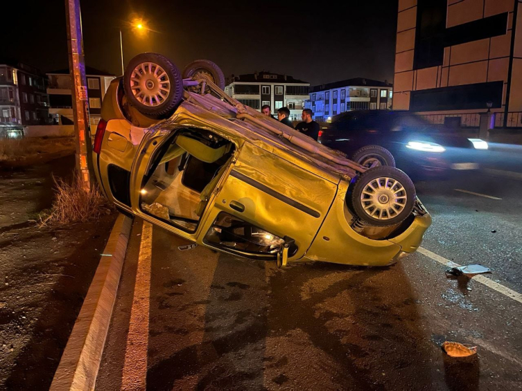 Sakarya’da trafik kazası: Otomobilin kapısı çarpıştığı aracın farında asılı kaldı