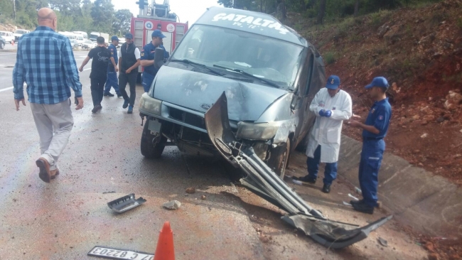 Kemer'de minibüsle midibüs çarpıştı: 3 ölü, 12 yaralı