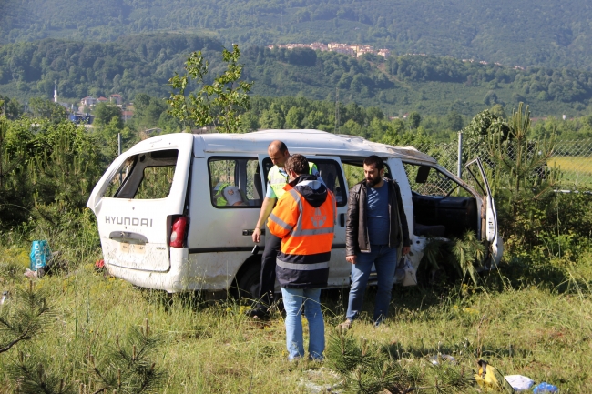 Anadolu Otoyolu'nda minibüs takla attı: 5 yaralı