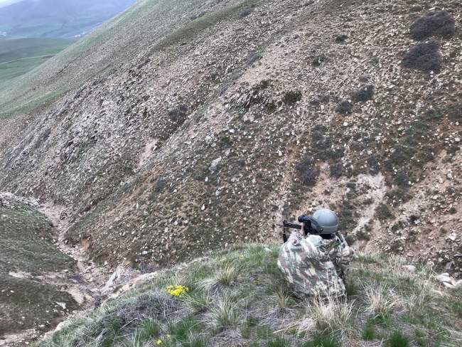 Van'da teröristlerin sığınakları tek tek imha edildi