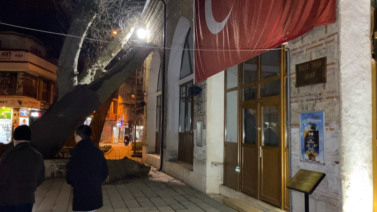 A 550-year-old plane tree fell from its roots in Bursa