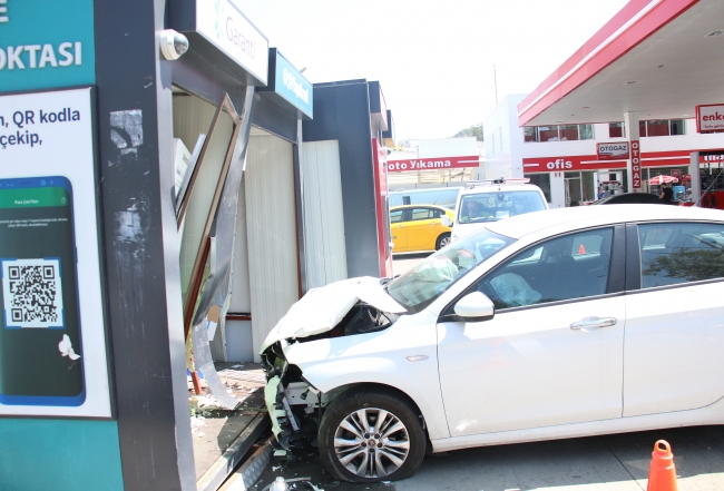 Gaz pedalı sıkışan araç ATM'lere çarptı