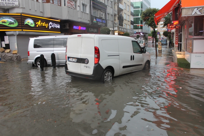 Yalova şiddetli yağışa teslim oldu