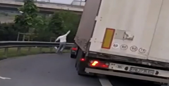 Aracına çarpan seyir halindeki tıra tırmandı, kaçmasına izin vermedi