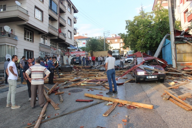 Ankara'da fırtına: 3 binanın çatısı uçtu