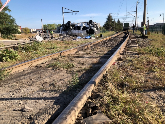 Yük treni minibüse çarptı: 4 ölü