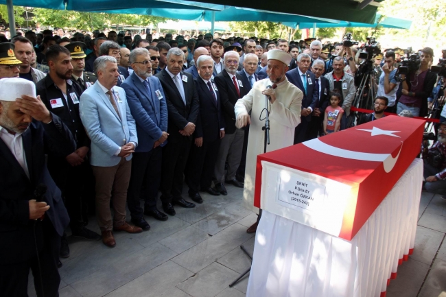 Hakkari şehitlerini binler son yolculuğuna uğurladı