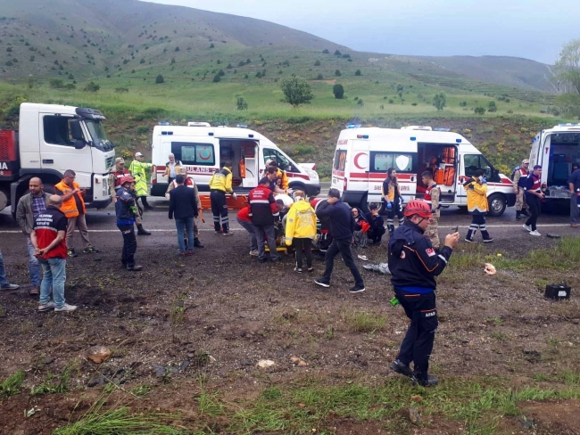 Erzincan'da yolcu otobüsü devrildi: 1 ölü, 13 yaralı