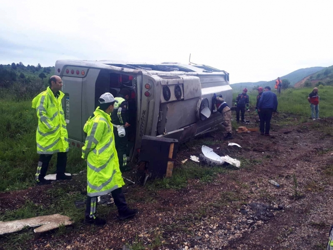 Erzincan'da yolcu otobüsü devrildi: 1 ölü, 13 yaralı