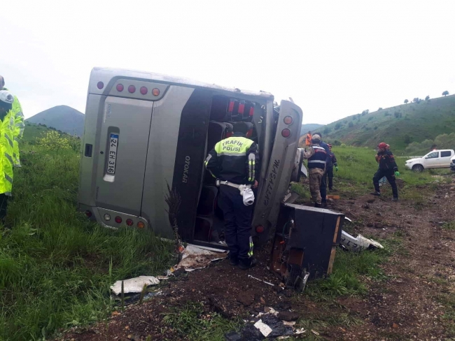 Erzincan'da yolcu otobüsü devrildi: 1 ölü, 13 yaralı