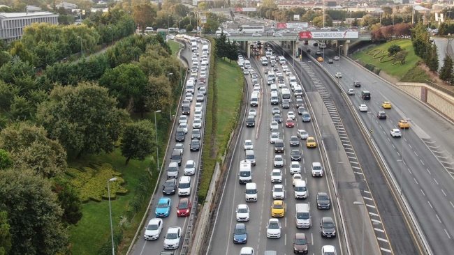 İstanbul'da trafik mesaisi başladı