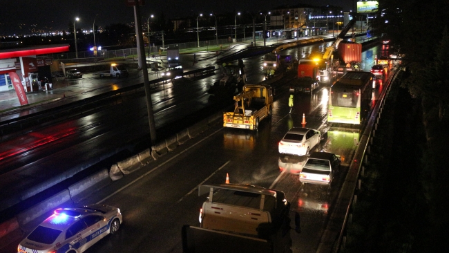 Kayganlaşan yolda kontrolden çıkan tır paramparça oldu