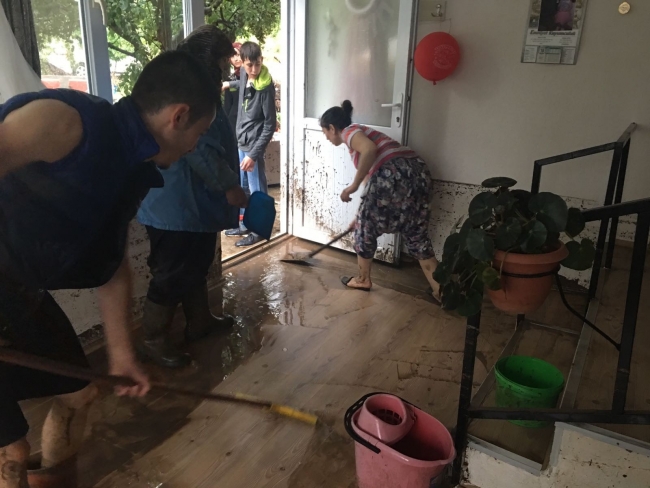 Çanakkale'de sağanak sele neden oldu: 5 yaralı