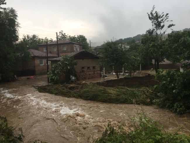 Çanakkale'de sağanak sele neden oldu: 5 yaralı