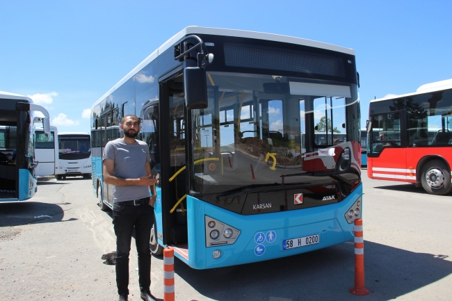 Kolu kırık çocuğun ağladığını görünce otobüsle hastaneye götürdü