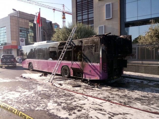 Üsküdar'da seyir halindeki belediye otobüsünde yangın