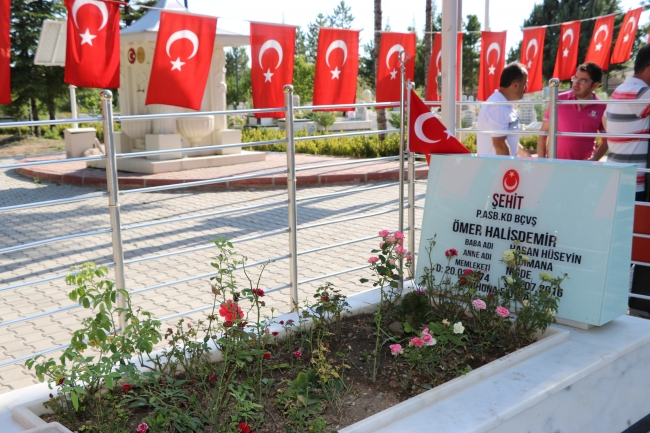 Şehit Halisdemir’in kabrine ziyaretçi akını