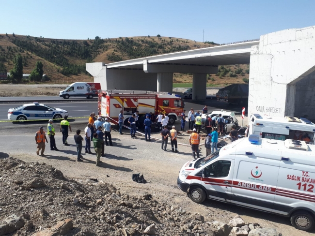 Ankara'da kontrolden çıkan araç köprü ayağına çarptı: 4 ölü