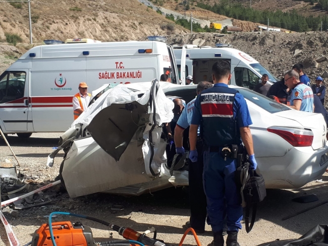 Ankara'da kontrolden çıkan araç köprü ayağına çarptı: 4 ölü