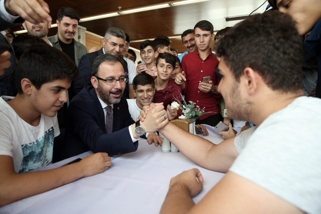 Gençlik ve Spor Bakanı Mehmet Muharrem Kasapoğlu'ndan gençlere "maça götürme" sözü