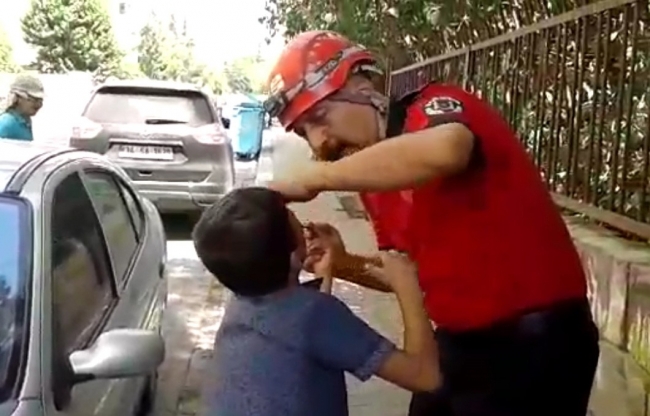 Parmağı halkaya sıkışan Suriyeli çocuk için seferber oldular