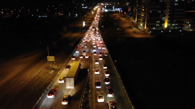 43 ilin geçiş noktasında trafik yoğunluğu