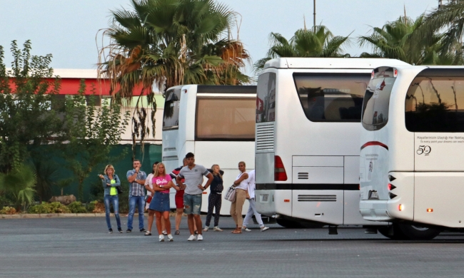 Rus turistleri taşıyan midibüse tır çarptı: 12'si turist 15 yaralı