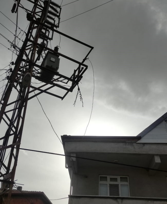 Zonguldak'ta çatılar uçtu, elektrik telleri koptu