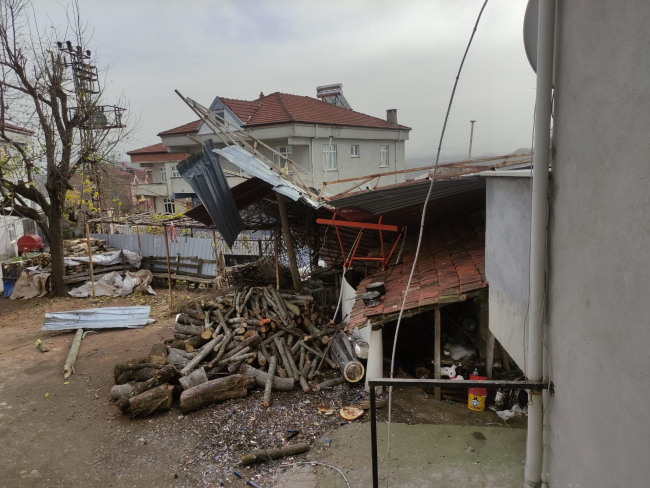 Zonguldak'ta çatılar uçtu, elektrik telleri koptu