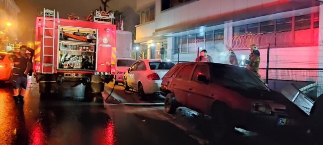 İstanbul'da park halindeki otomobil yandı