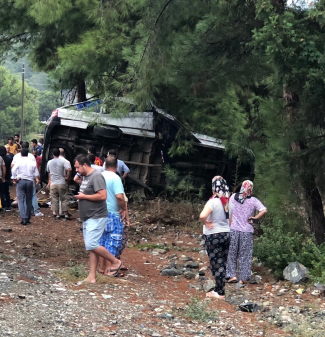 Antalya'da tur minibüsü devrildi: 3 kişi hayatını kaybetti