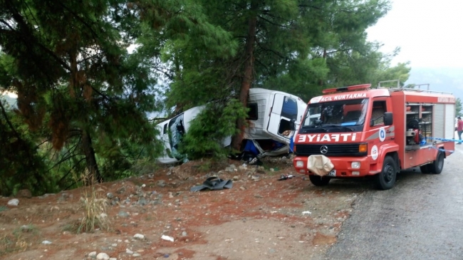 Antalya'da tur minibüsü devrildi: 3 kişi hayatını kaybetti