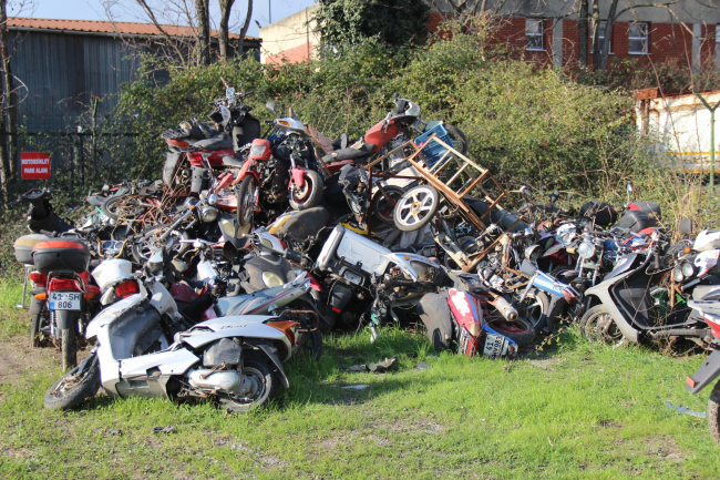 Otopark değil, motosiklet mezarlığı: 12 yıldır bekliyorlar