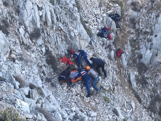 Yamaç paraşütüyle atlayan turist dağlık alana düştü