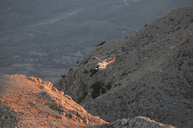 Yamaç paraşütüyle atlayan turist dağlık alana düştü