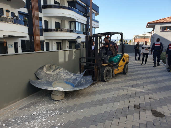 Manisa'da fabrikada patlama: Baca parçası site bahçesine düştü