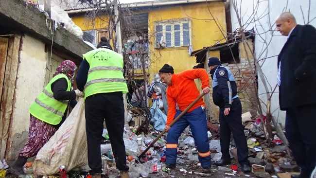 Evden tonlarca çöp çıktı