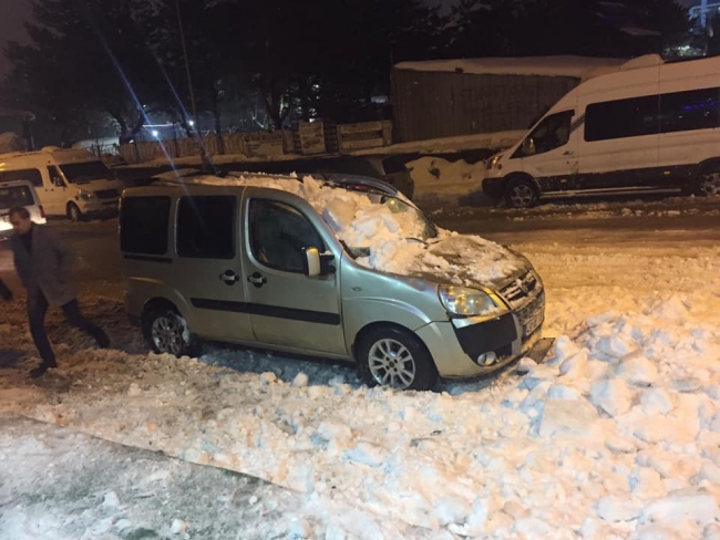 Çatıdan düşen kar kütlesi aracı kullanılamaz hale getirdi