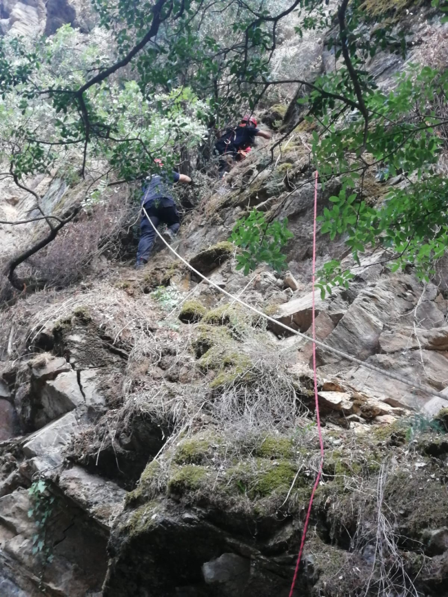 Uçurumda mahsur kalan genci itfaiye ekipleri kurtardı