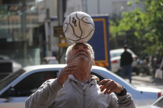 Her yere kafasında topla giden futbol aşığı