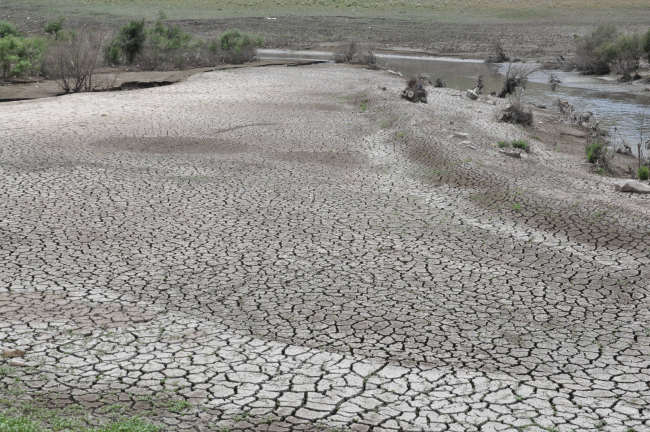 Sular 20 metre çekildi, eski kara yolu ortaya çıktı