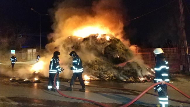 Samsun'da 10 ton saman yüklü kamyon kül oldu