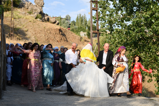 Şırnak'ta 100 yıllık damda gelin karşılama geleneği yaşatılıyor