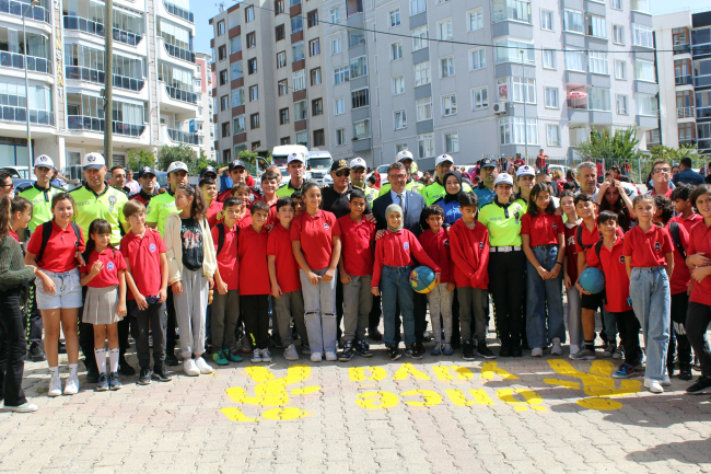 Sinop’ta öğrencilerle birlikte yaya geçidi sembolü boyandı